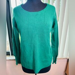 Tahari Vibrant Green Crew Neck Sweater Pearl Button on Sleeves Size Medium